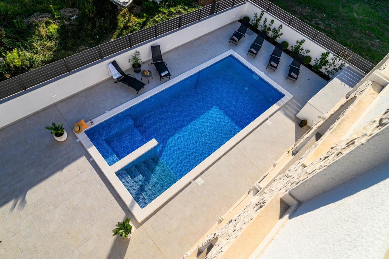 Villa Relax - Beautiful Apartment With Heated Saltwater Pool & Jacuzzi Kaštela المظهر الخارجي الصورة