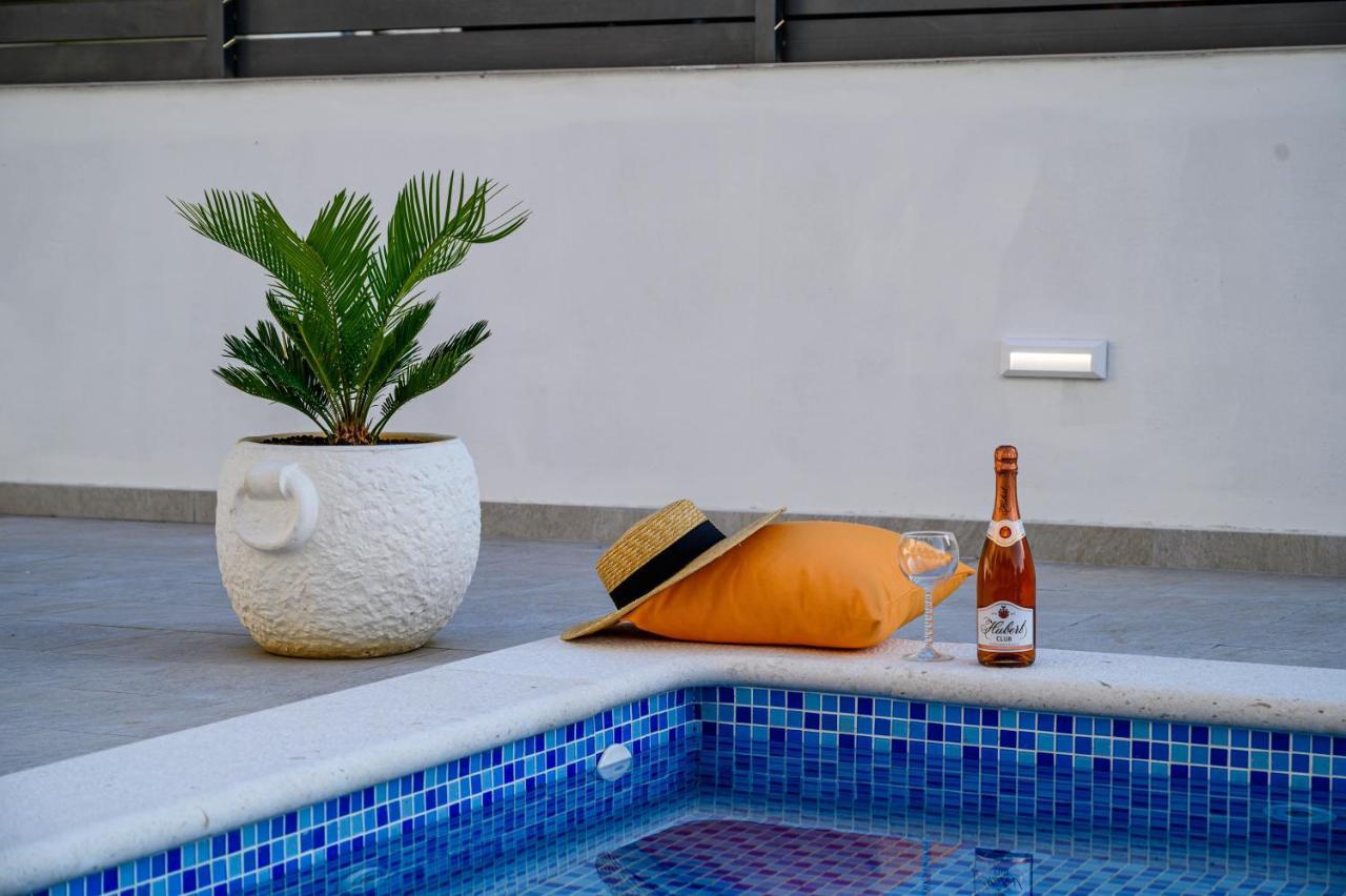 Villa Relax - Beautiful Apartment With Heated Saltwater Pool & Jacuzzi Kaštela المظهر الخارجي الصورة