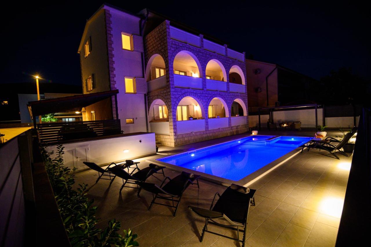 Villa Relax - Beautiful Apartment With Heated Saltwater Pool & Jacuzzi Kaštela المظهر الخارجي الصورة