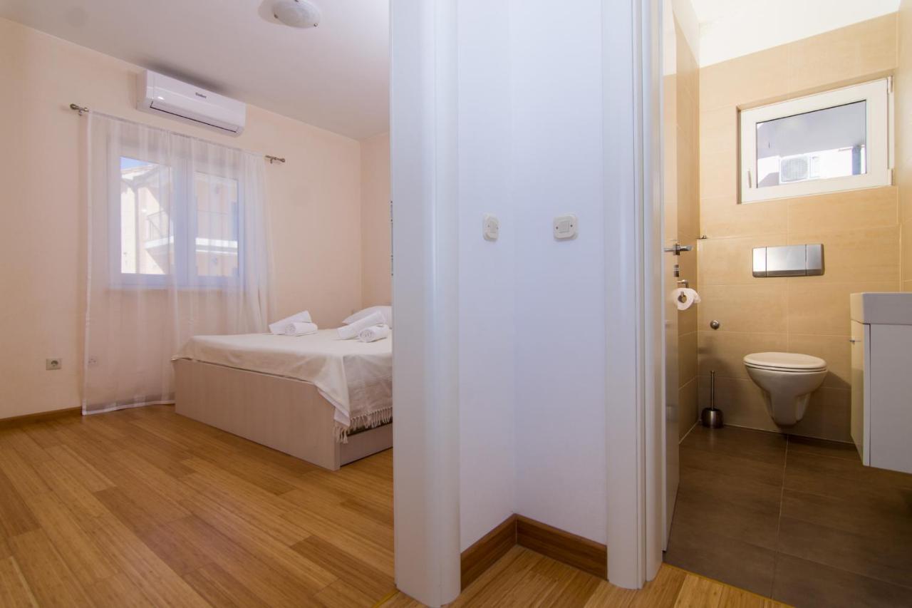 Villa Relax - Beautiful Apartment With Heated Saltwater Pool & Jacuzzi Kaštela المظهر الخارجي الصورة