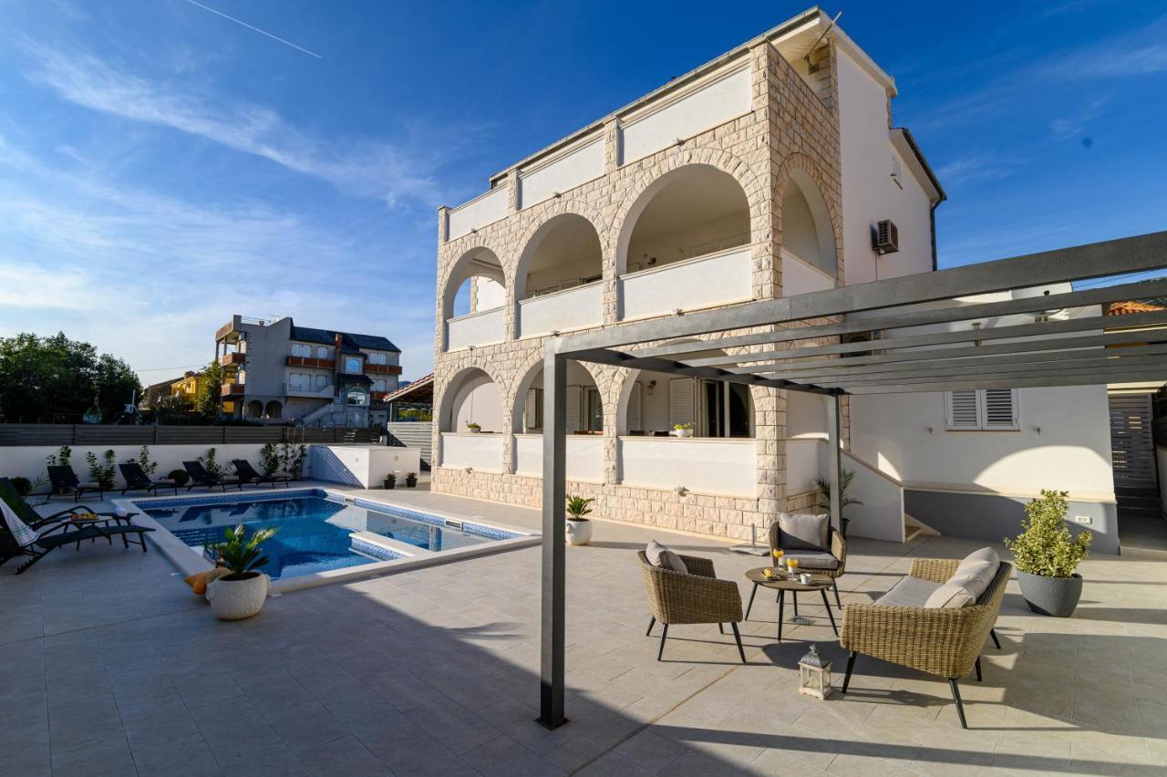 Villa Relax - Beautiful Apartment With Heated Saltwater Pool & Jacuzzi Kaštela المظهر الخارجي الصورة
