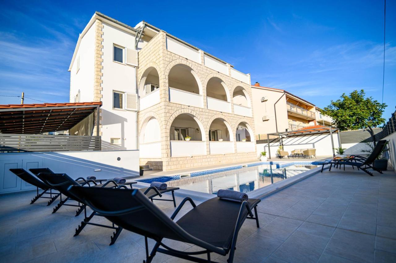Villa Relax - Beautiful Apartment With Heated Saltwater Pool & Jacuzzi Kaštela المظهر الخارجي الصورة