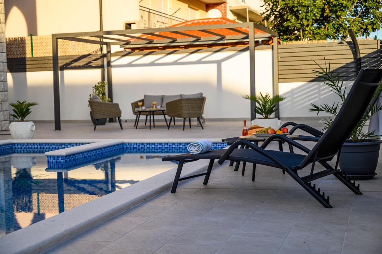 Villa Relax - Beautiful Apartment With Heated Saltwater Pool & Jacuzzi Kaštela المظهر الخارجي الصورة