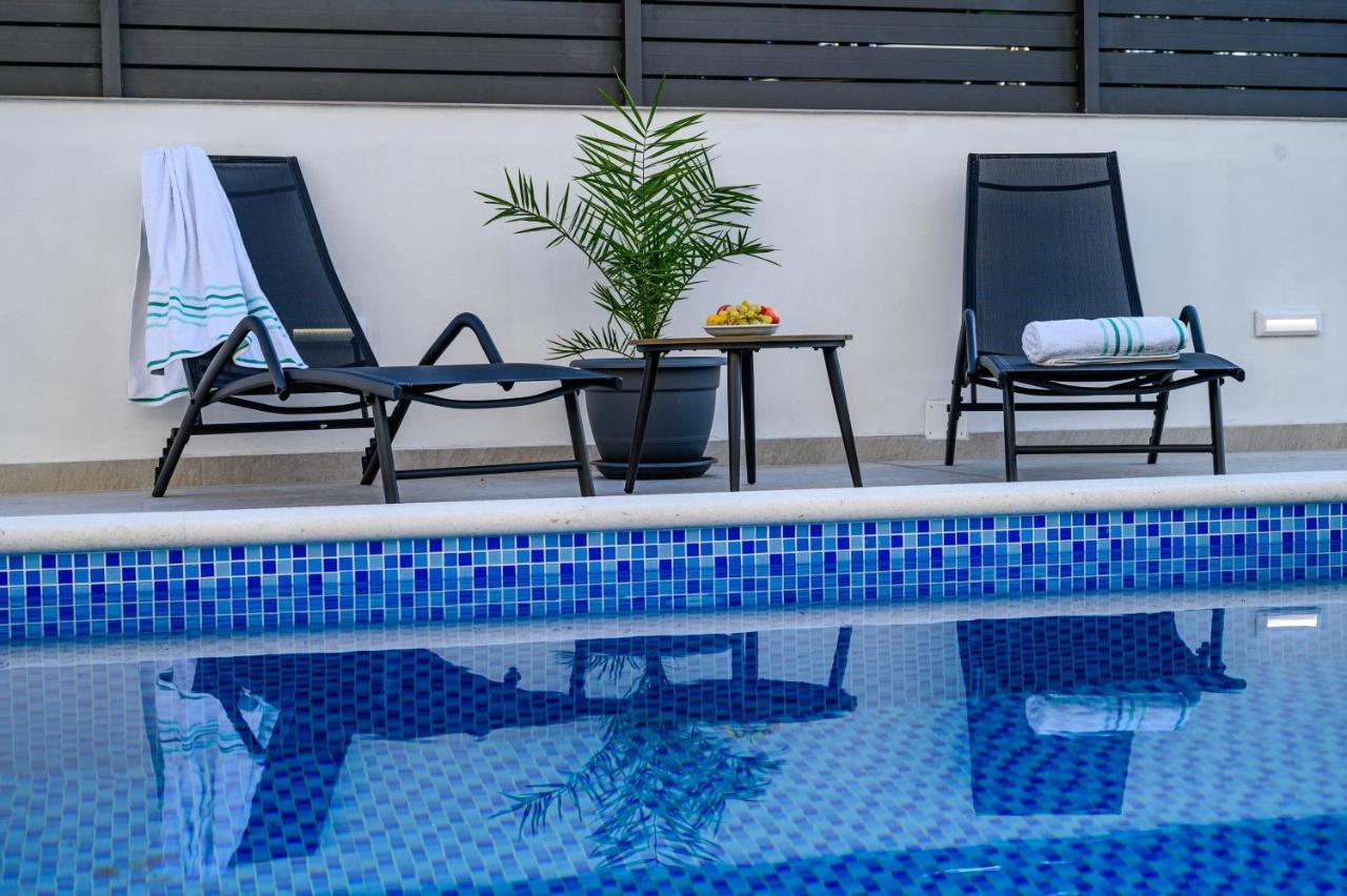 Villa Relax - Beautiful Apartment With Heated Saltwater Pool & Jacuzzi Kaštela المظهر الخارجي الصورة