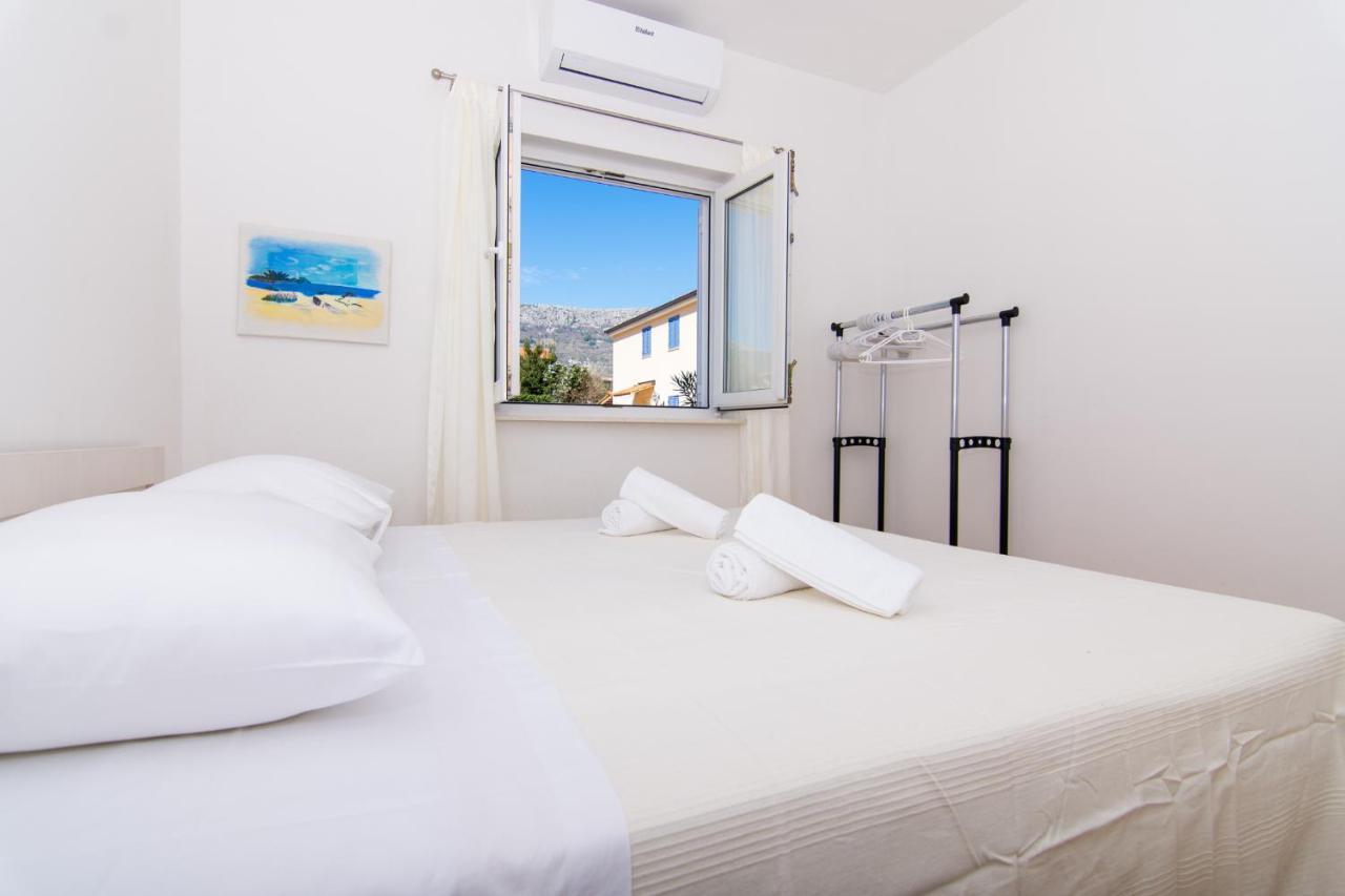 Villa Relax - Beautiful Apartment With Heated Saltwater Pool & Jacuzzi Kaštela المظهر الخارجي الصورة