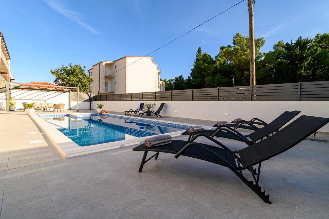 Villa Relax - Beautiful Apartment With Heated Saltwater Pool & Jacuzzi Kaštela المظهر الخارجي الصورة