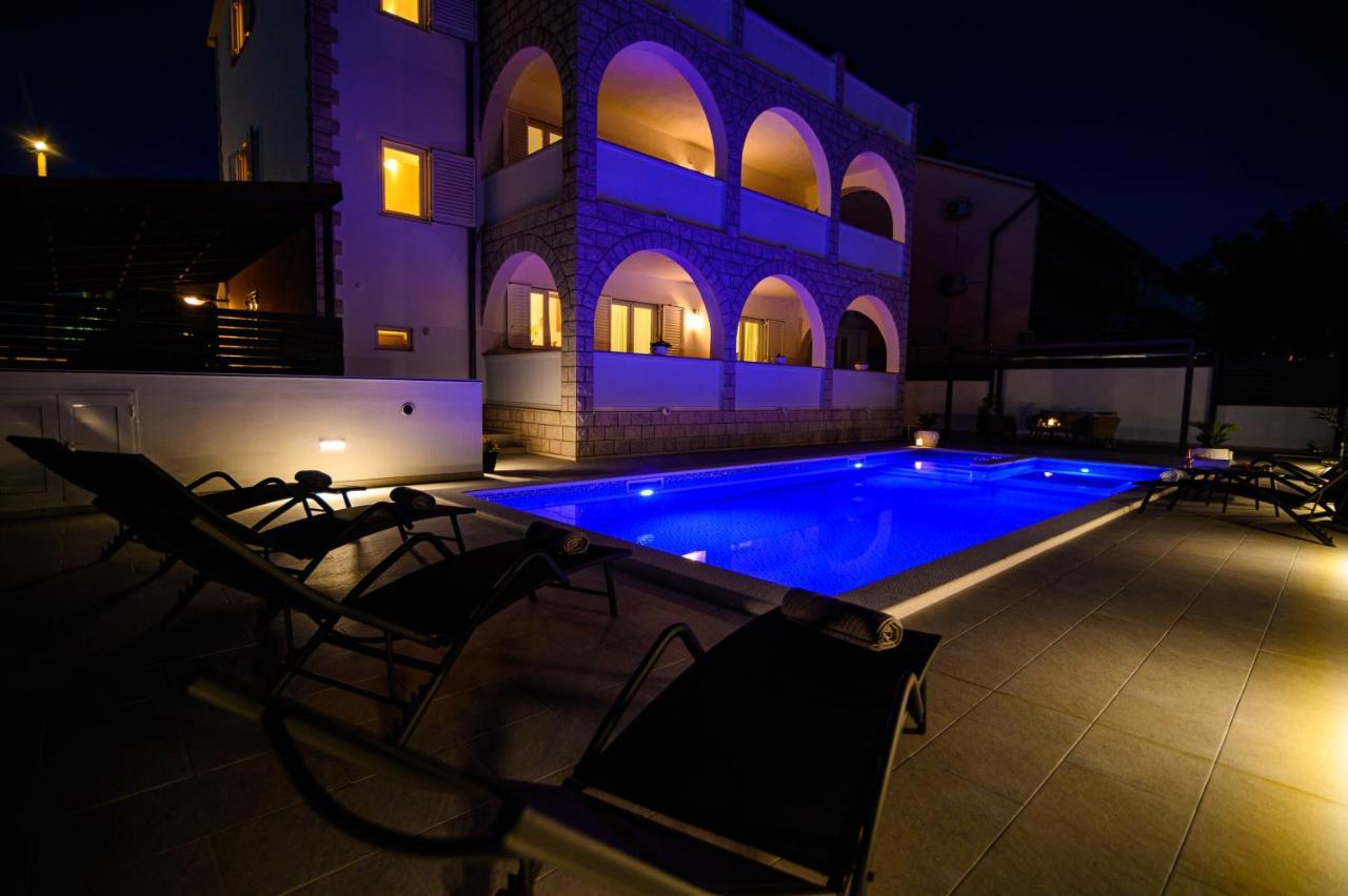 Villa Relax - Beautiful Apartment With Heated Saltwater Pool & Jacuzzi Kaštela المظهر الخارجي الصورة