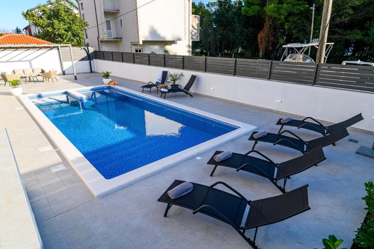 Villa Relax - Beautiful Apartment With Heated Saltwater Pool & Jacuzzi Kaštela المظهر الخارجي الصورة