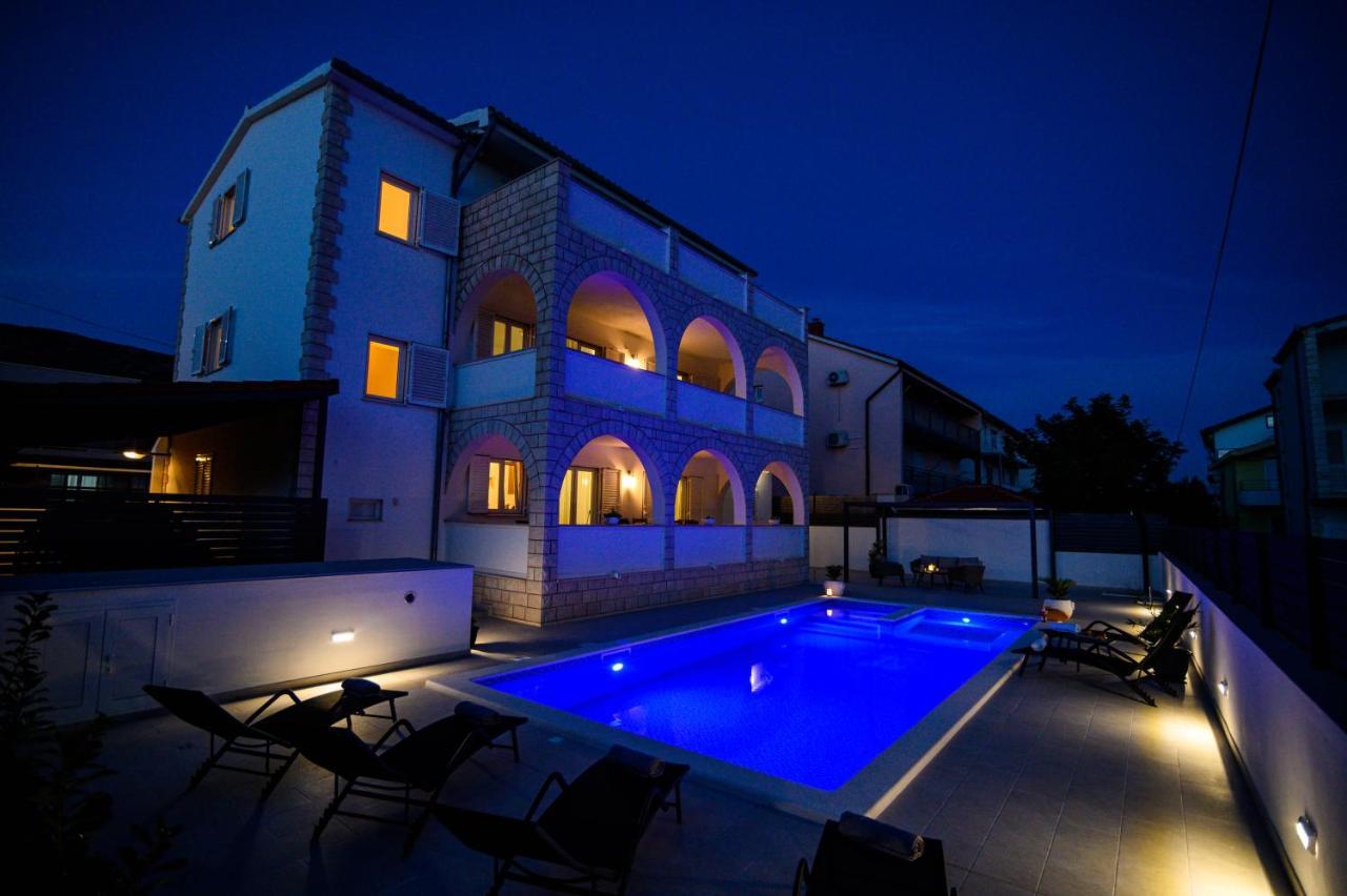 Villa Relax - Beautiful Apartment With Heated Saltwater Pool & Jacuzzi Kaštela المظهر الخارجي الصورة