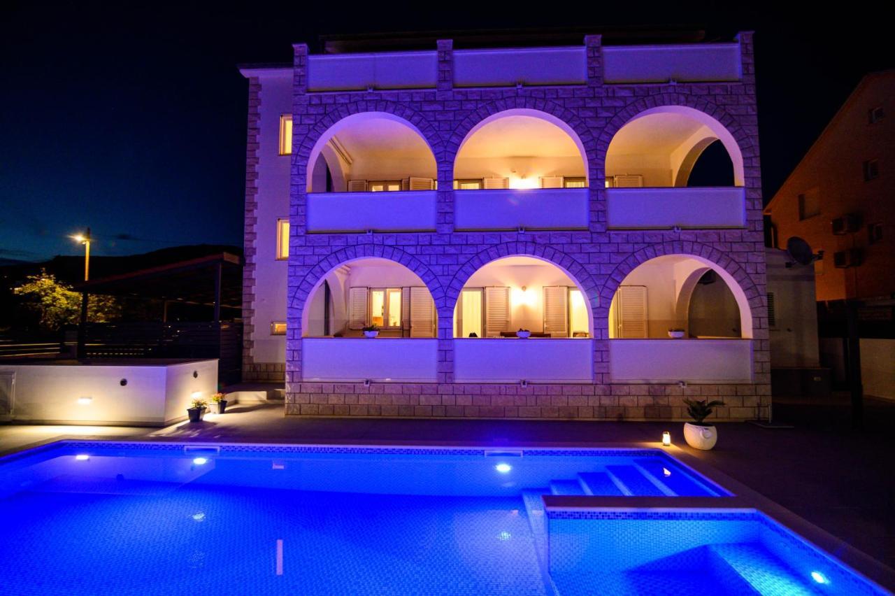 Villa Relax - Beautiful Apartment With Heated Saltwater Pool & Jacuzzi Kaštela المظهر الخارجي الصورة