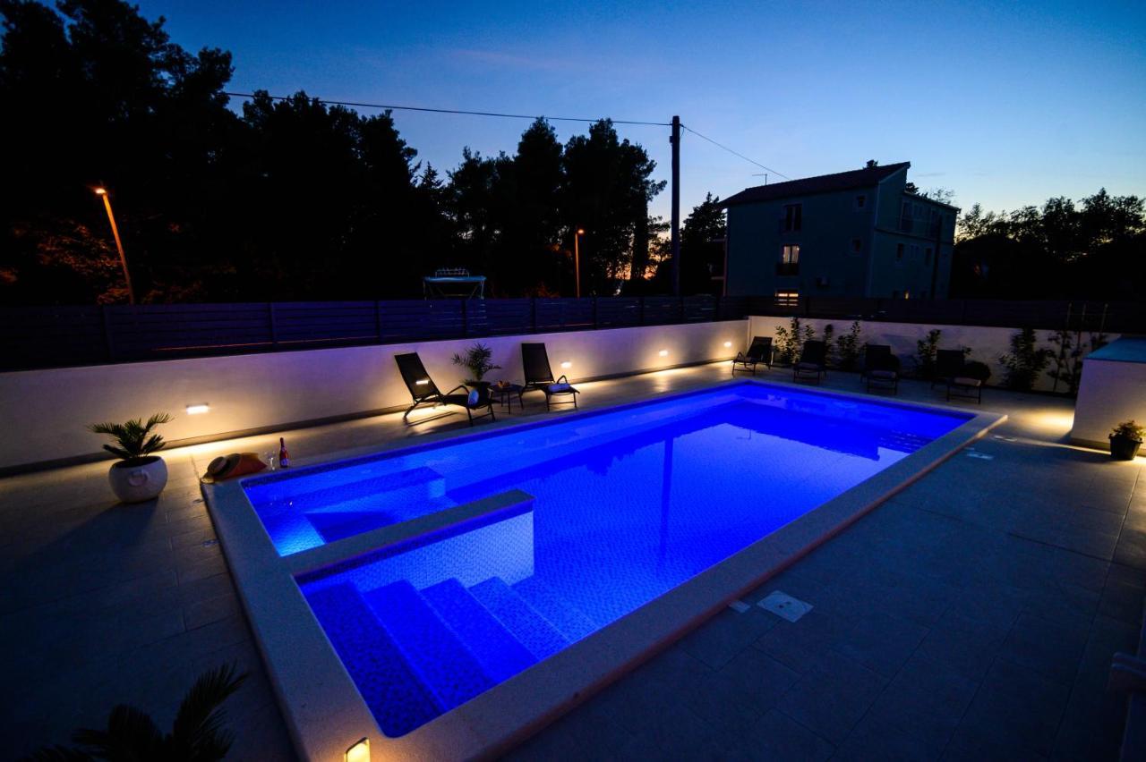 Villa Relax - Beautiful Apartment With Heated Saltwater Pool & Jacuzzi Kaštela المظهر الخارجي الصورة