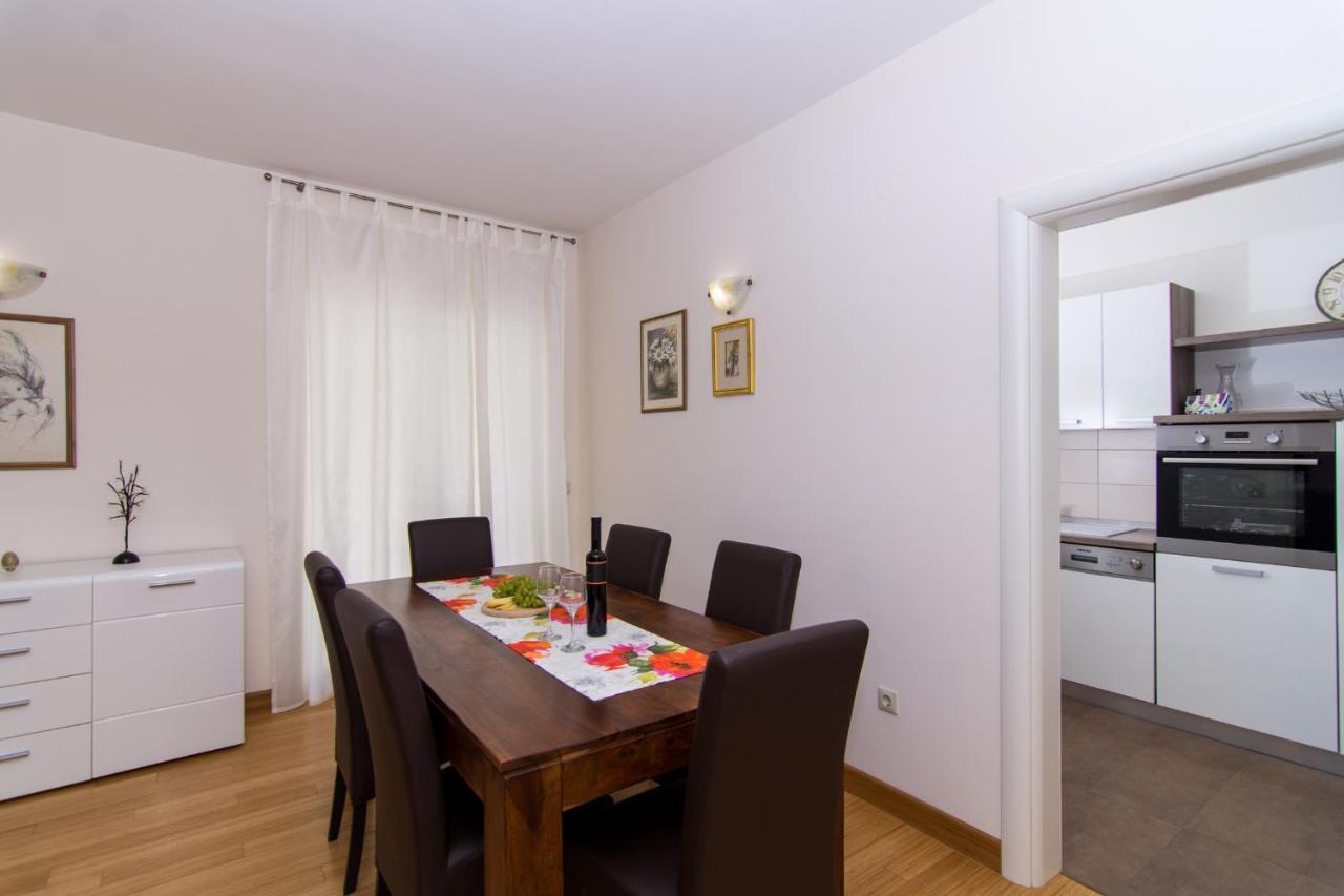 Villa Relax - Beautiful Apartment With Heated Saltwater Pool & Jacuzzi Kaštela المظهر الخارجي الصورة